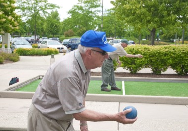 Bob Zimmerman (front) of Neighborhood 10 steps up to the line for his throw. His teammate is his wife Beth. (Photo by Chris LaPelusa/Sun Day)