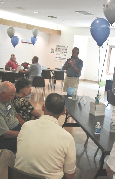 Allen Pollack speaks before HCR volunteers during a meeting held in the station’s Deicke Park office space on July 14. (Photo by Chris LaPelusa/Sun Day)