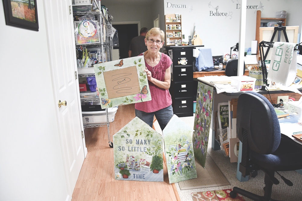 Janet Schipma started in art when she was young, and after raising her fam- ily and moving to Sun City, she rekindled her passion and has been busy work- ing with various mediums. (Photos by Christine Such/Sun Day)