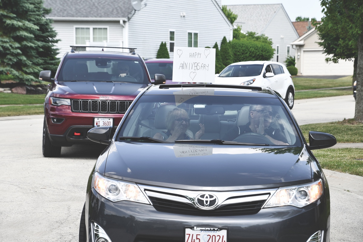 Vera and Bob Ibach send their happy anniversary wishes from their car.