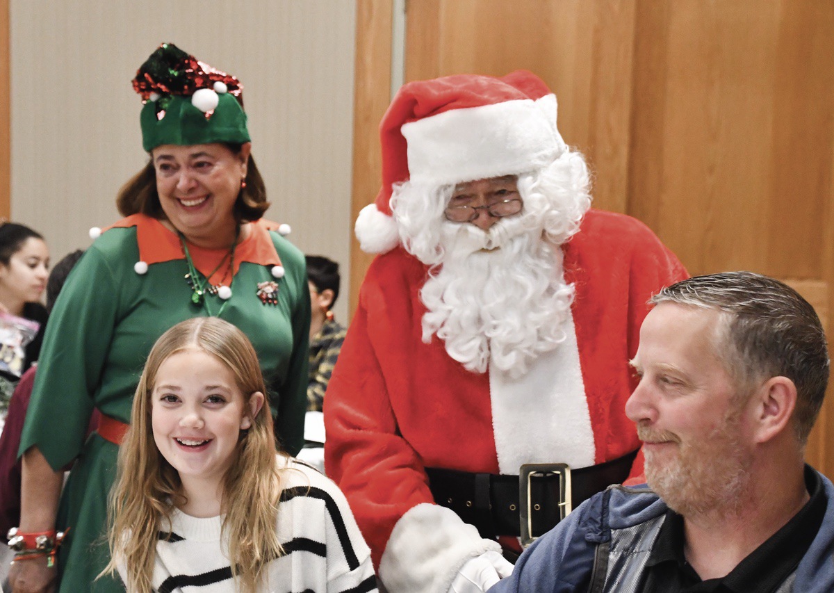 Nick Powers with daughter Corrin chat with Santa and one of the elves at breakfast at the GG&Me Breakfast with Santa. (Photo by Christine Such/My Sun Day News)