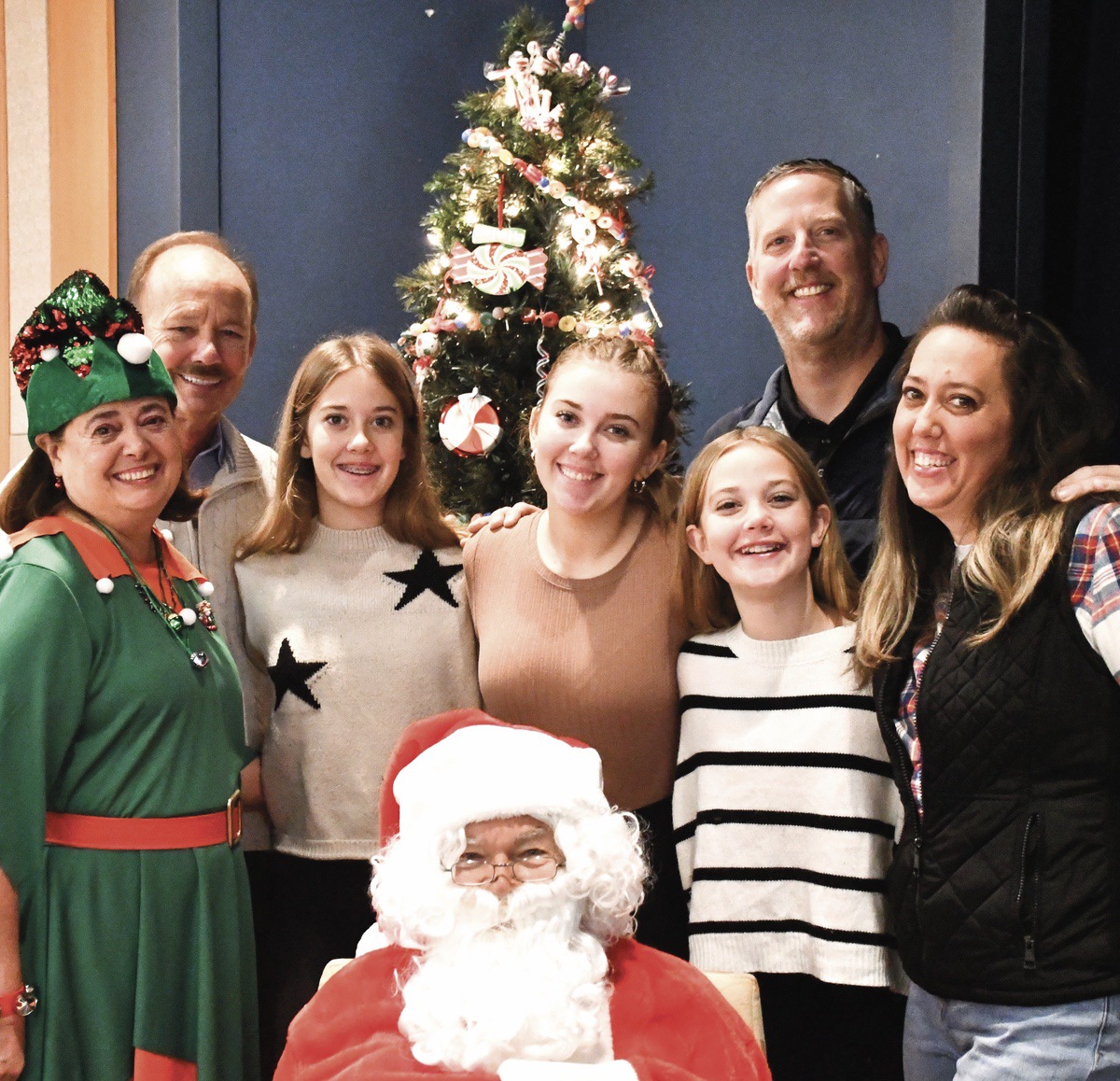 Santa’s Elf, Rich Hanck, B na Powers, Abriel Powers, Corrin Powers, Nick Powers, and Nicole Powers, enjoy a photo op with Santa at the GG&Me Breakfast with Santa. (Photo by Christine Such/My Sun Day News)